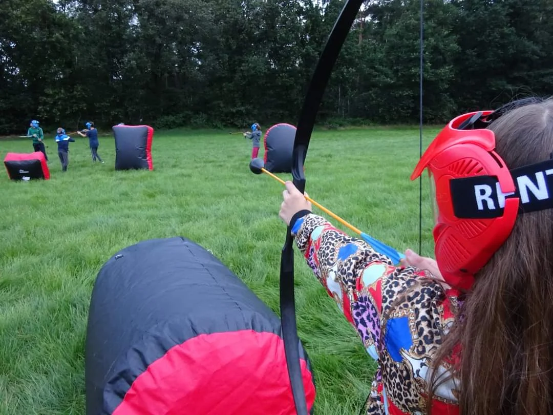 Archery Tag buiten op het speelveld